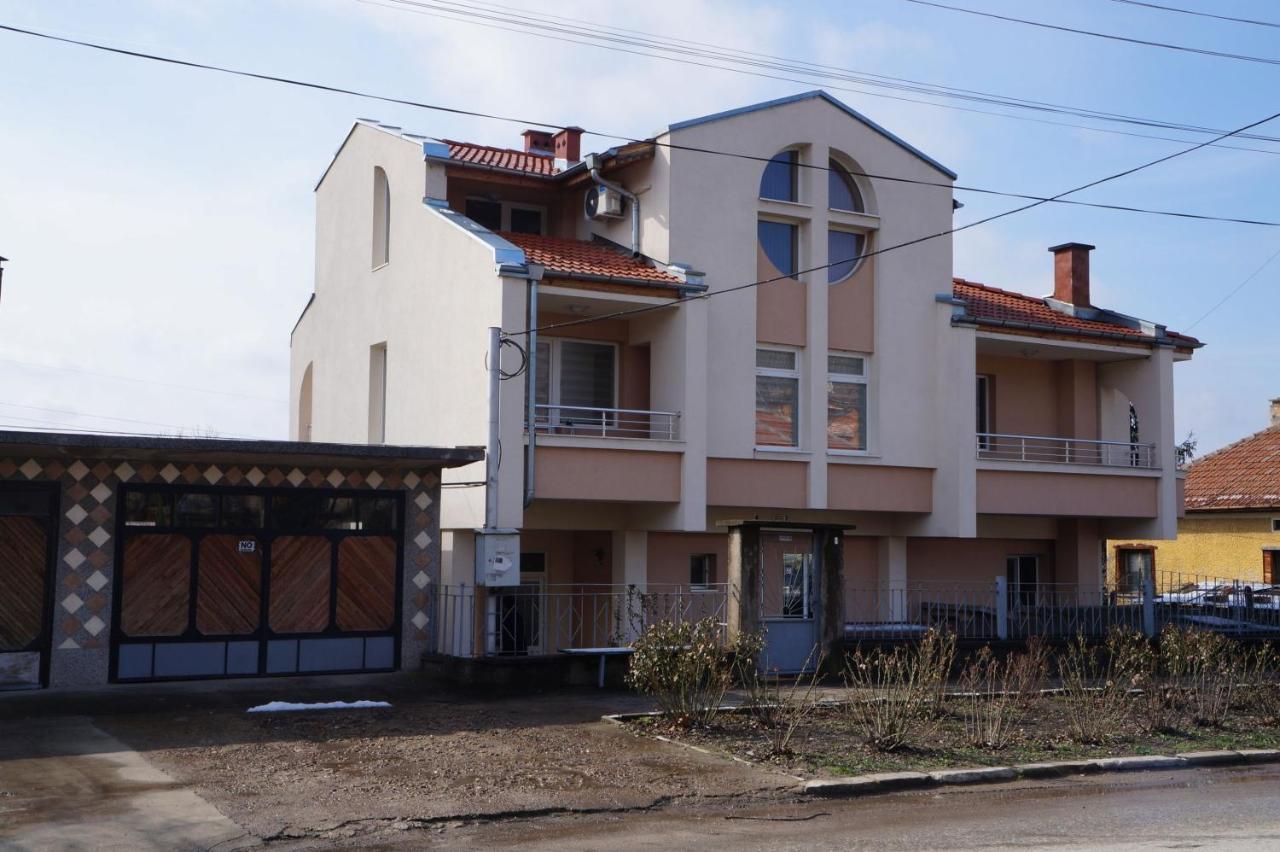 Dessi Apartment Pleven Luaran gambar